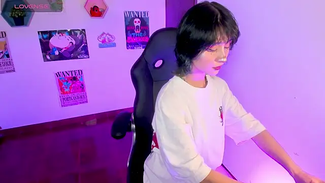 Snapshot of MonxxsLove chatting on April 2026 03:05:01 AM MonxxsLove online show from April 2026 03:05:01 AM