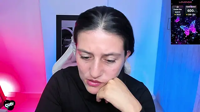 Saskyaa online show from November 2025 02:41:02 PM