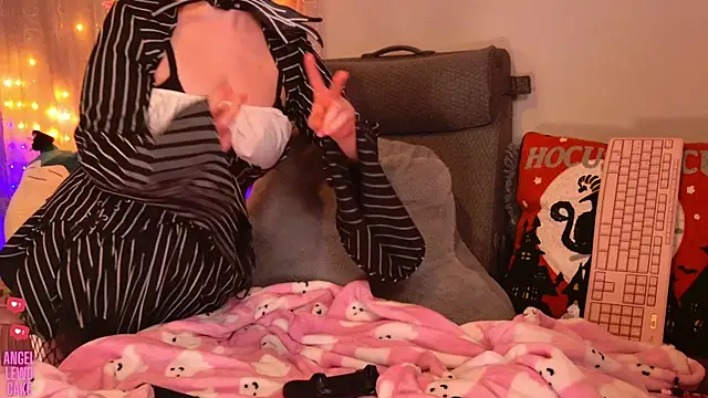 Snapshot of Angel-Lewd-Cake chatting on November 2025 11:18:01 PM Angel-Lewd-Cake online show from November 2025 11:18:01 PM