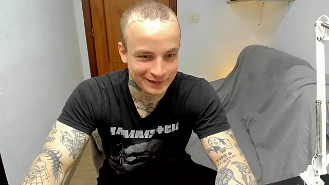 Snapshot of layneinchains chatting on April 2026 10:49:02 AM layneinchains online show from April 2026 10:49:02 AM