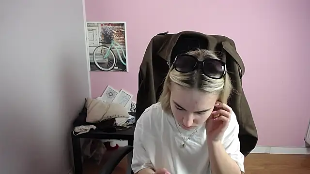 Snapshot of viktoria_lovely chatting on March 2026 08:09:01 AM viktoria lovely online show from March 2026 08:09:01 AM