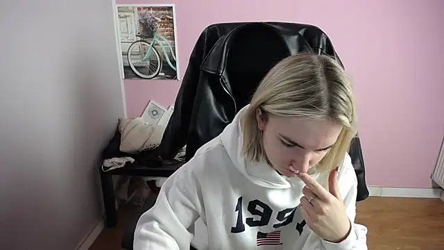 Snapshot of viktoria_lovely chatting on March 2026 07:33:02 AM viktoria lovely online show from March 2026 07:33:02 AM