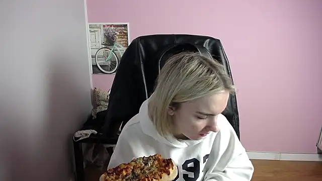 Snapshot of viktoria_lovely chatting on March 2026 08:09:02 AM viktoria lovely online show from March 2026 08:09:02 AM