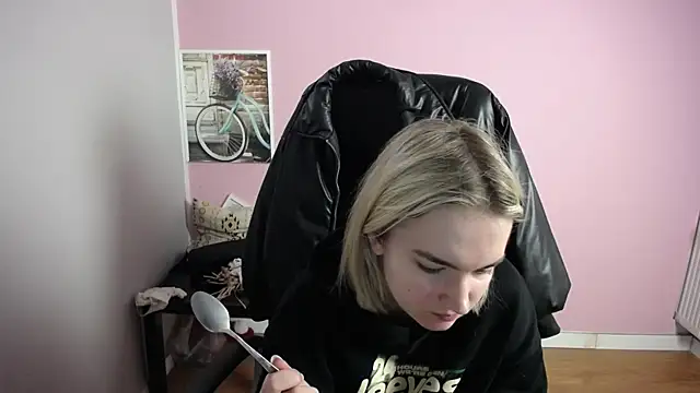 Snapshot of viktoria_lovely chatting on April 2026 06:18:02 AM viktoria lovely online show from April 2026 06:18:02 AM