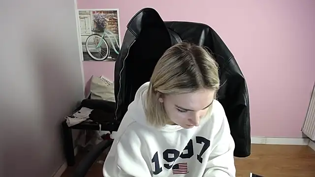 Snapshot of viktoria_lovely chatting on May 2026 06:08:01 AM viktoria lovely online show from May 2026 06:08:01 AM