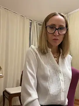 Snapshot of LauraDavis chatting on December 2025 07:34:02 PM LauraDavis online show from December 2025 07:34:02 PM