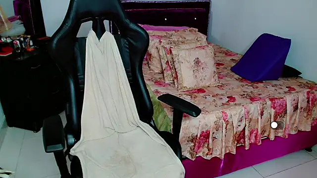 Snapshot of Lily_Benet1 chatting on February 2025 08:33:02 PM Lily Benet1 online show from February 2025 08:33:02 PM