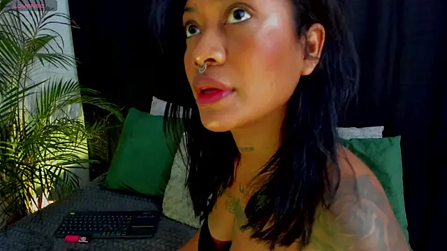 Snapshot of JulianaMiller chatting on June 2026 05:13:02 AM JulianaMiller online show from June 2026 05:13:02 AM