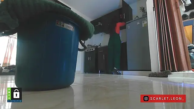 Scarletleon77 online show from September 2025 07:05:01 PM