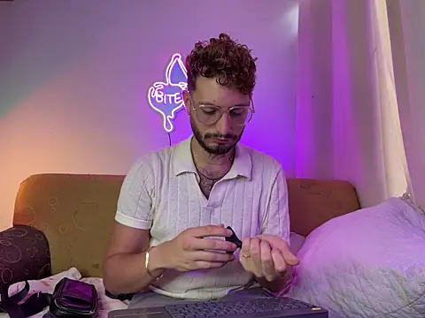 axel giracr online show from October 2025 07:14:01 PM