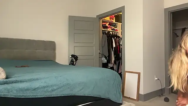 Snapshot of ElenaErickson chatting on December 2024 07:49:01 PM ElenaErickson online show from December 2024 07:49:01 PM