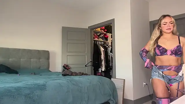 Snapshot of ElenaErickson chatting on December 2024 10:45:01 PM ElenaErickson online show from December 2024 10:45:01 PM