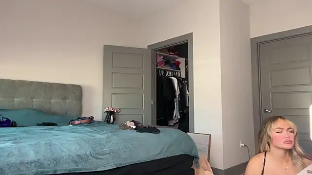 Snapshot of ElenaErickson chatting on January 2025 10:59:01 PM ElenaErickson online show from January 2025 10:59:01 PM