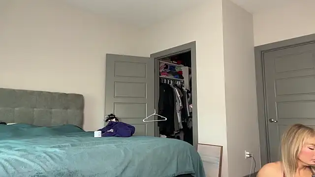 Snapshot of ElenaErickson chatting on February 2025 11:47:01 PM ElenaErickson online show from February 2025 11:47:01 PM