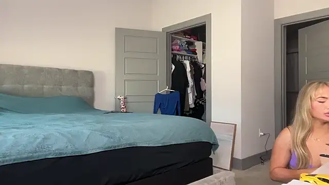 Snapshot of ElenaErickson chatting on February 2025 12:03:01 AM ElenaErickson online show from February 2025 12:03:01 AM