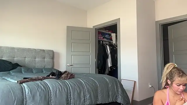 Snapshot of ElenaErickson chatting on March 2025 10:52:02 PM ElenaErickson online show from March 2025 10:52:02 PM