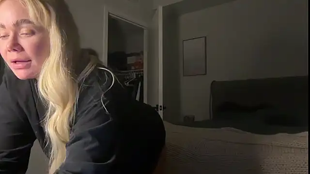 Snapshot of ElenaErickson chatting on November 2025 04:35:01 AM ElenaErickson online show from November 2025 04:35:01 AM