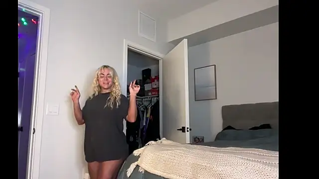 Snapshot of ElenaErickson chatting on February 2026 03:32:02 AM ElenaErickson online show from February 2026 03:32:02 AM