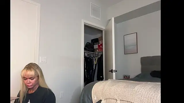 Snapshot of ElenaErickson chatting on April 2026 01:58:01 AM ElenaErickson online show from April 2026 01:58:01 AM