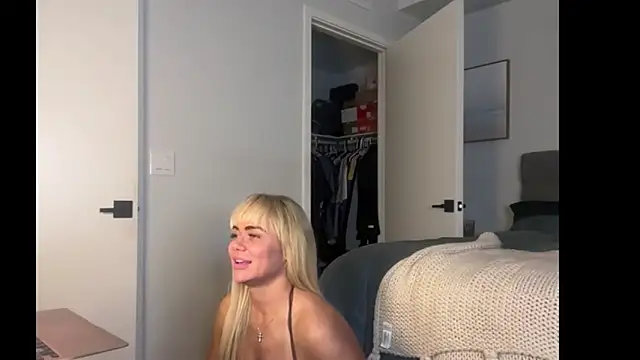 Snapshot of ElenaErickson chatting on April 2026 04:46:01 AM ElenaErickson online show from April 2026 04:46:01 AM