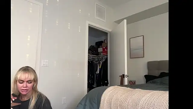 Snapshot of ElenaErickson chatting on April 2026 01:43:02 AM ElenaErickson online show from April 2026 01:43:02 AM