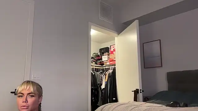 Snapshot of ElenaErickson chatting on April 2026 02:28:01 AM ElenaErickson online show from April 2026 02:28:01 AM