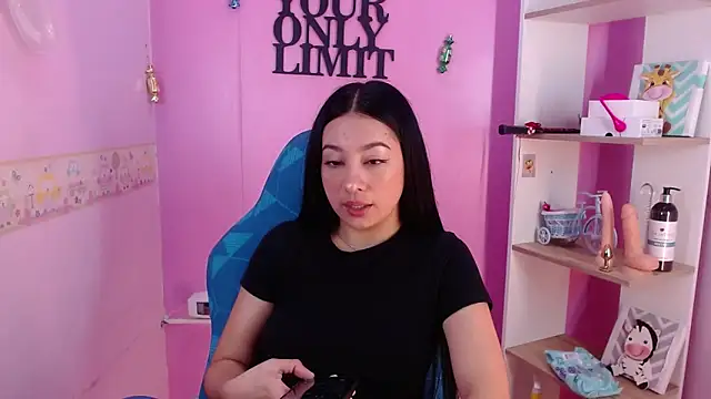 Lila Pinky online show from March 2025 02:41:01 PM