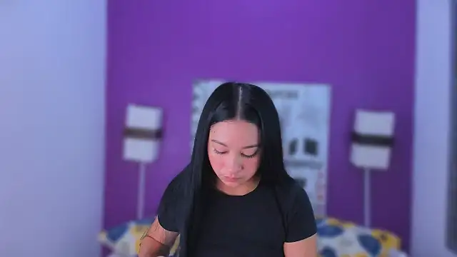 Lila Pinky online show from November 2025 12:49:02 PM