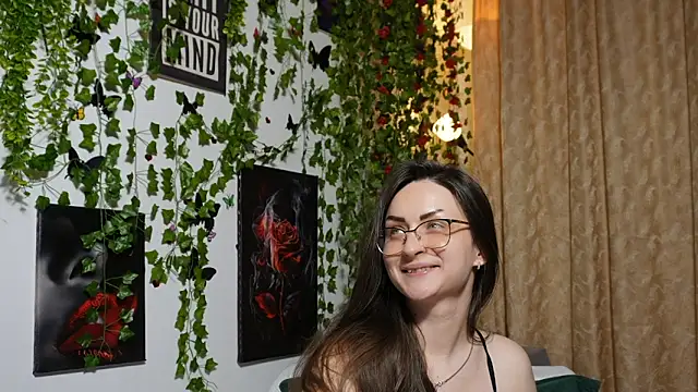 NaughtYHomemadE online show from October 2025 08:44:01 AM