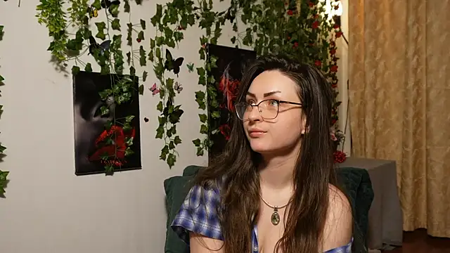 NaughtYHomemadE online show from November 2025 05:35:01 PM