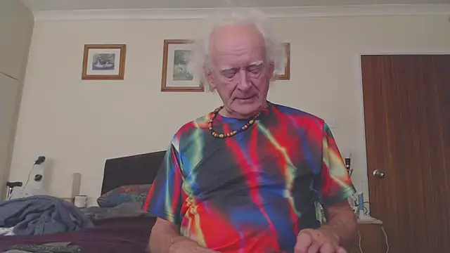 Snapshot of WaverlyKernow chatting on December 2024 11:44:02 AM WaverlyKernow online show from December 2024 11:44:02 AM