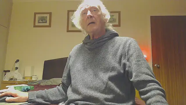 Snapshot of WaverlyKernow chatting on December 2024 04:05:02 PM WaverlyKernow online show from December 2024 04:05:02 PM