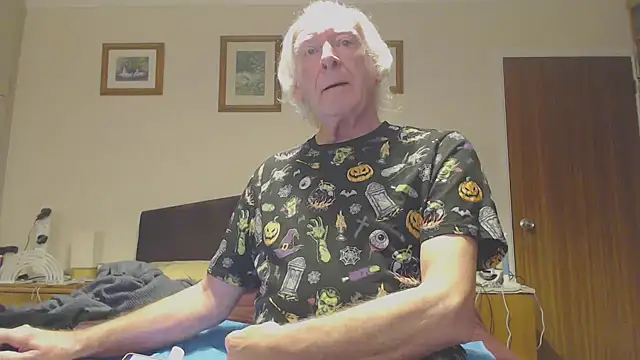 Snapshot of WaverlyKernow chatting on January 2025 01:10:02 PM WaverlyKernow online show from January 2025 01:10:02 PM