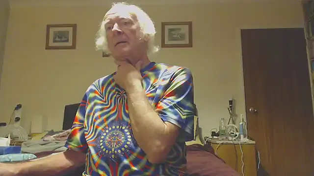 Snapshot of WaverlyKernow chatting on January 2025 10:57:02 PM WaverlyKernow online show from January 2025 10:57:02 PM