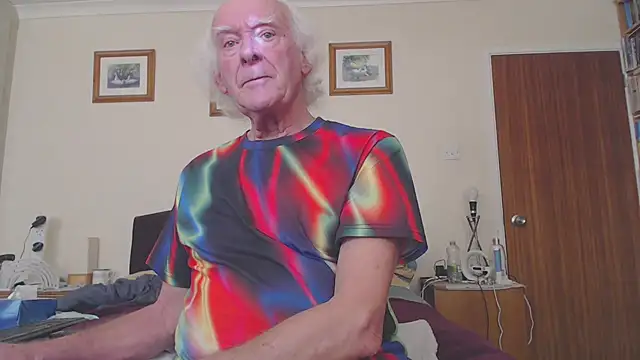 Snapshot of WaverlyKernow chatting on January 2025 01:32:01 PM WaverlyKernow online show from January 2025 01:32:01 PM