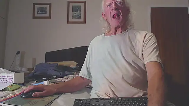 Snapshot of WaverlyKernow chatting on September 2025 02:16:01 PM WaverlyKernow online show from September 2025 02:16:01 PM