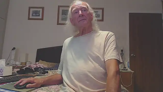 Snapshot of WaverlyKernow chatting on September 2025 03:01:01 PM WaverlyKernow online show from September 2025 03:01:01 PM