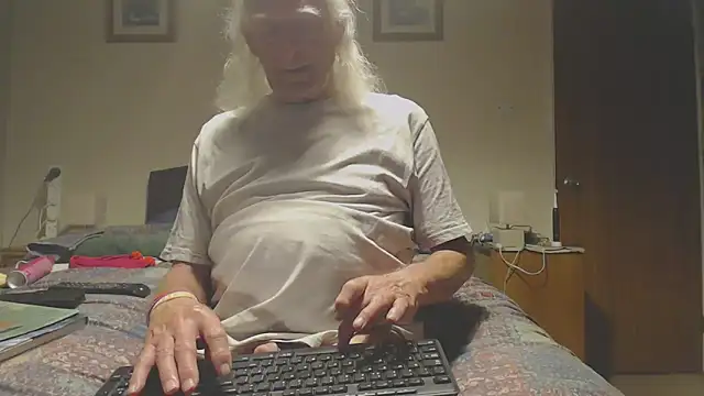 Snapshot of WaverlyKernow chatting on April 2026 07:27:01 PM WaverlyKernow online show from April 2026 07:27:01 PM