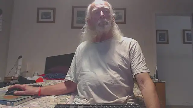 Snapshot of WaverlyKernow chatting on May 2026 06:40:01 AM WaverlyKernow online show from May 2026 06:40:01 AM