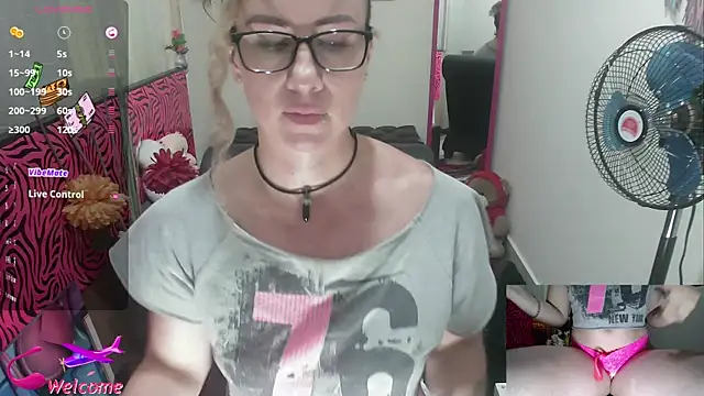 Snapshot of ViickySexy chatting on September 2025 07:37:02 PM ViickySexy online show from September 2025 07:37:02 PM