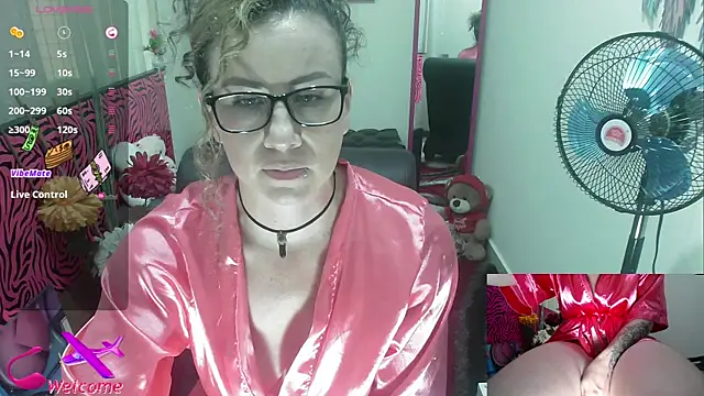 Snapshot of ViickySexy chatting on September 2025 07:28:01 PM ViickySexy online show from September 2025 07:28:01 PM