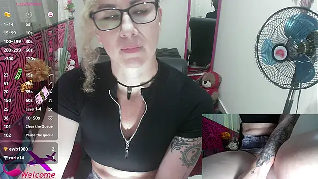 Snapshot of ViickySexy chatting on October 2025 08:20:01 PM ViickySexy online show from October 2025 08:20:01 PM