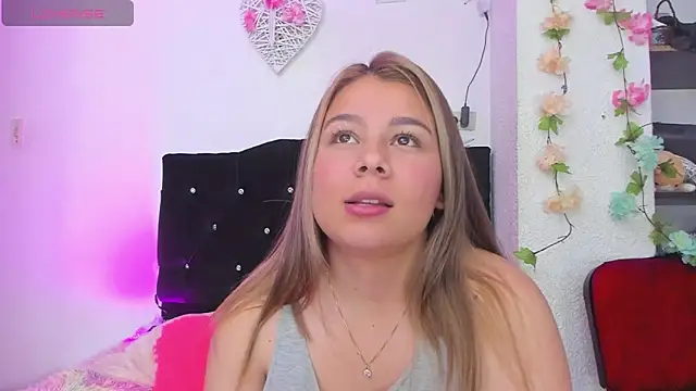 little tifanny82 online show from February 2025 03:10:01 PM