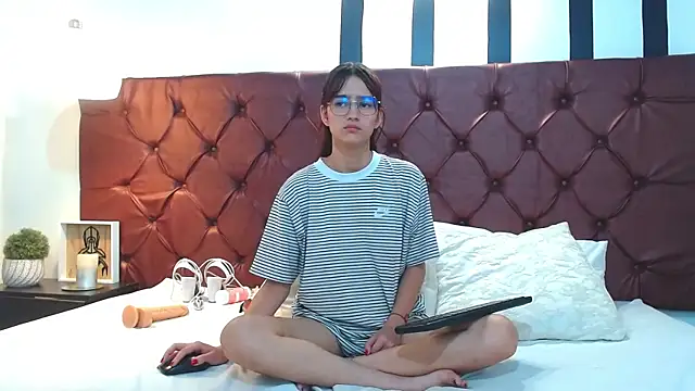 Snapshot of MelodyMansson chatting on February 2025 08:03:02 PM MelodyMansson online show from February 2025 08:03:02 PM