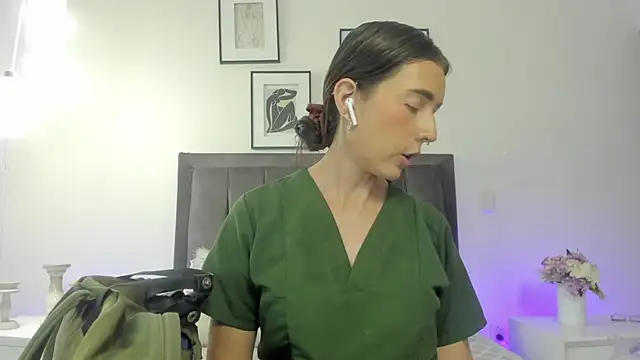 Snapshot of helen_mooree chatting on July 2026 01:18:02 PM helen mooree online show from July 2026 01:18:02 PM