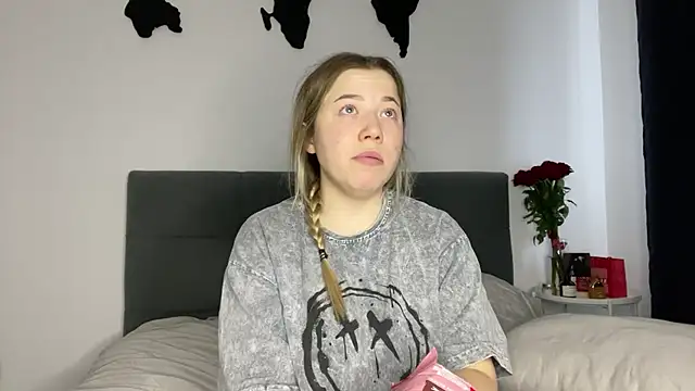 Embersweetbunny online show from February 2025 01:30:02 PM