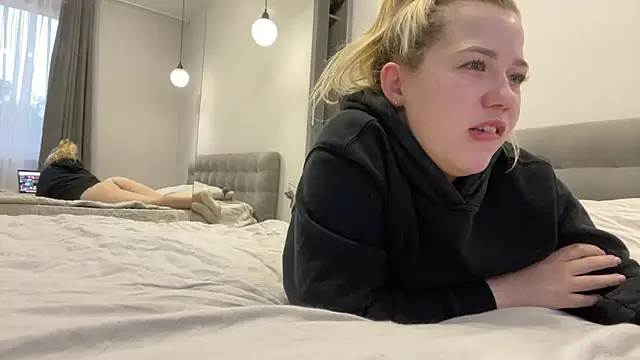 Embersweetbunny online show from October 2025 04:42:01 AM