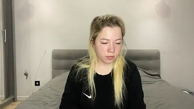 Embersweetbunny online show from December 2025 06:22:02 AM