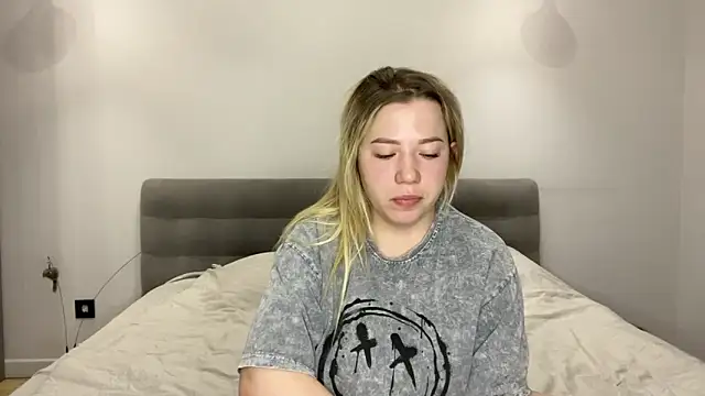 Embersweetbunny online show from December 2025 06:20:01 AM