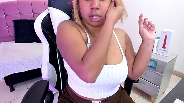 Lizzie Williams  online show from April 2026 03:23:02 AM